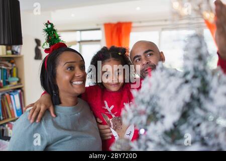 Glückliche Familie schmücken Weihnachtsbaum Stockfoto