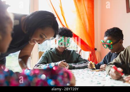 Fröhliche festliche Familie Dekoration Weihnachtskekse am Tisch Stockfoto