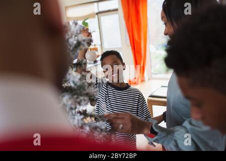 Happy boy Dekoration Weihnachtsbaum mit Familie Stockfoto