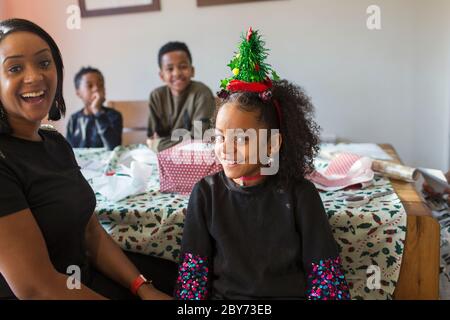 Portrait glücklich Mädchen tragen festliche Weihnachtsmütze Stockfoto