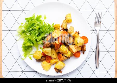 Bratkartoffeln mit Gemüse und Pilzen Stockfoto