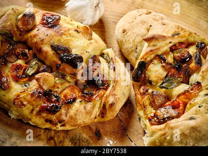 Köstliches hausgemachtes Olivenöl mit Knoblauch, Tomaten und Basilikum Stockfoto