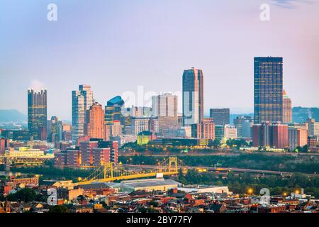 Skyline von Pittsburgh, Pennsylvania, USA von der Südseite in der Dämmerung. Stockfoto