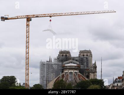 Paris, Frankreich. Juni 2020. Die Kathedrale Notre-Dame wird während der Demontage des Gerüsts in Paris, Frankreich, am 9. Juni 2020 gesehen. Offiziell begannen die Arbeiter am Montag mit der Entfernung und Demontage des feuerbeschädigten Gerüsts auf der Kathedrale, das im vergangenen Jahr bei dem Brand schwer beschädigt worden war. Kredit: Gao Jing/Xinhua/Alamy Live News Stockfoto