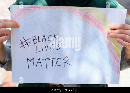 Kind Junge halten eine Farbe zeichnen für Unterstützung schwarze Leben Angelegenheit Protest in den usa, kein Rassismus Stockfoto