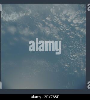 AST-23-1895 - Apollo Sojus Testprojekt - Apollo Sojus Testprojekt, Lihov Riffe, Diamantinseln, Korallenmeer; Umfang und Inhalt: Die Originaldatenbank beschreibt dies als: Beschreibung: Apollo Sojus Testprojekt (ASTP),Lihov Riffe,Diamantinseln,Korallenmeer. Bild aufgenommen auf Revolution 79. Greenwich Mean Time (GMT) von Foto 201:23:46,Ground Verstrichene Zeit (GET) 123:56,Höhe 219 km. Original Film Magazin: CX-16,Laborrolle 23; Kameradaten: Hasselblad Reflex,70 mm,Modell 500EL,NASA modifiziert; Filmdaten: 70-mm Ektachrome,MS,Typ QX-07,ASA = 64,Objektiv 50mm. Fachbegriffe: Apollo Sojus Test Project, Ear Stockfoto