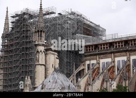 Paris, Frankreich. Juni 2020. Die Kathedrale Notre-Dame wird während der Demontage des Gerüsts in Paris, Frankreich, am 9. Juni 2020 gesehen. Offiziell begannen die Arbeiter am Montag mit der Entfernung und Demontage des feuerbeschädigten Gerüsts auf der Kathedrale, das im vergangenen Jahr bei dem Brand schwer beschädigt worden war. Kredit: Gao Jing/Xinhua/Alamy Live News Stockfoto