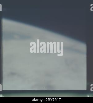 AST-26-2291 - Apollo Sojus Testprojekt - Apollo Sojus Testprojekt, außer Fokus, Wolken; Umfang und Inhalt: Die Originaldatenbank beschreibt dies als: Beschreibung: Apollo Sojus Testprojekt (ASTP),außer Fokus,Wolken. Original Film Magazin: CX-20, Laborrolle 26; Kameradaten: Hasselblad, 70-mm-Daten mit 1-cm-Reseau, Modell 500EL, NASA modifiziert; Filmdaten: 70-mm-Ektachrome, MS, Typ QX 807, ASA = 64, Objektiv 100 mm. 15.-24,1975. Juli. Themengebiet: Apollo Sojus-Testprojekt, Erdbeobachtungen (aus dem All) Kategorien: Erdbeobachtungen Original: Film - 70MM CT Interior Exterior: Exterior Ground Orbit Stockfoto