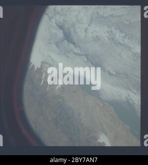 AST-21-1676 - Apollo Sojus Testprojekt - Apollo Sojus Testprojekt, Peru, Nazca, San Juan; Umfang und Inhalt: Die Originaldatenbank beschreibt dies als: Beschreibung: Apollo Sojus Testprojekt (ASTP),Peru,Nazca,San Juan. Bild aufgenommen auf Revolution 104. Greenwich Mean Time (GMT) von Foto 203:14:15,Ground Verstrichene Zeit (GET) 162:25,Höhe 215 km. Original Film Magazin: CX-10,Laborrolle 21; Kameradaten: Hasselblad Reflex,70 mm,Modell 500EL,NASA modifiziert; Filmdaten: 70-mm Ektachrome,MS,Typ QX-807,ASA = 64,Objektiv 50mm. Fachbegriffe: Apollo Sojus-Testprojekt, Erdbeobachtungen (Aus Dem All), Pe Stockfoto