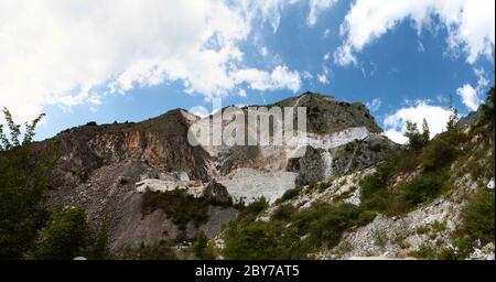 Panoramablick auf den Marmorbruch von der Vara-Brücke. Carrara. Apuanischen Alpen. Toskana. Italien. Stockfoto