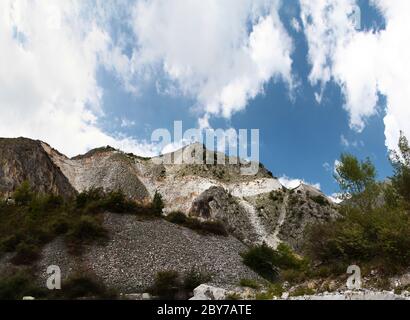 Panoramablick auf den Marmorbruch von der Vara-Brücke. Carrara. Apuanischen Alpen. Toskana. Italien. Stockfoto