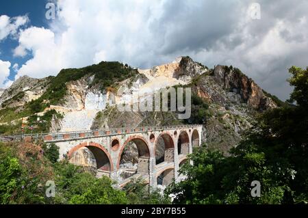 Panoramablick auf den Marmorbruch mit Vara-Brücke. Carrara. Apuanischen Alpen. Toskana. Italien. Stockfoto