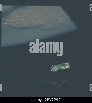 AST-02-094 - Apollo Sojus-Testprojekt - Apollo Sojus-Testprojekt, Sojus-19, Seitenansicht; Umfang und Inhalt: Die Originaldatenbank beschreibt dies als: Beschreibung: Apollo Sojus-Testprojekt (ASTP),Sojus-19,Seitenansicht,Reichweite =34 Meter. Das Bild wurde von einem Apollo-Raumschiff-Fenster aus aufgenommen. Der Erdhorizont ist unter der Sojus-Sonde sichtbar. Bild aufgenommen auf Revolution 60. Original Film Magazin: CX-12, Laborrolle 2; Kameradaten: Hasselbald Reflex, 70 mm, Modell 500EL, NASA modifiziert; Filmdaten: 70-mm Ektachrome, MS, Typ QX-807, ASA=64,50 mm Objektiv. Datum: 15.-24. Juli 1975. Betreff: Apollo Soy Stockfoto