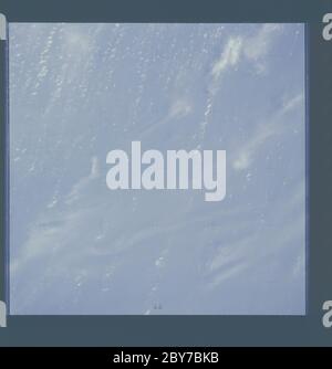 AST-15-1065 - Apollo Sojus Testprojekt - Apollo Sojus Testprojekt, Wolken über dem Indischen Ozean, überbelichtet; Umfang und Inhalt: Die Originaldatenbank beschreibt dies als: Beschreibung: Apollo Sojus Testprojekt (ASTP),Wolken über dem Indischen Ozean,überbelichtet. Bild aufgenommen auf Revolution 39. Greenwich Mean Time (GMT) von Foto 199:08:07,Ground Verstrichene Zeit (GET) 60:17Höhe 223 km. Original Film Magazin: CT-03,Laborrolle 15; Kameradaten: Hasselblad,70 mm,Daten mit 1-cm-Reseau,Modell 500EL,NASA modifiziert; Filmdaten: 70mm Ektachrome Infrarot Aerochrome,Typ SO-242,ASA = 10 (Ungefähre); Objektiv 60mm. S Stockfoto