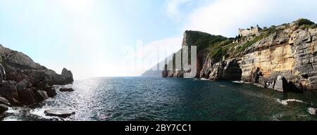 Panoramablick auf Lord Byron's Cave (Byron's Grotto). Ligurisches Meer. Golf der Dichter. Portovenere. Italien. Stockfoto