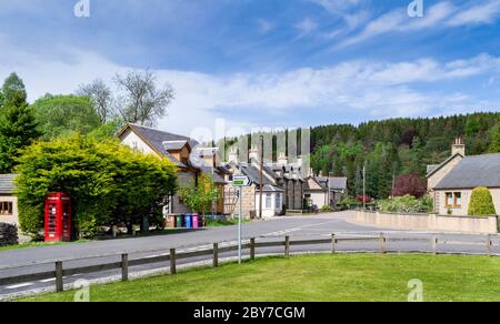 CARRON DORF MORAY SCHOTTLAND KLEINES DORF IN DER NÄHE DES FLUSSES SPEY UND EINE WHISKY-BRENNEREI AUF DEM SPEYSIDE WAY Stockfoto