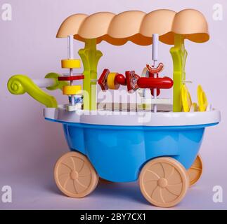 Set von BBQ Küchenutensilien. Kinderspielzeug. Kinderküche Spiel. Kunststoff-grill zum Spielen mit verschiedenen Farben im Zimmer. Stockfoto