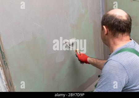 Badezimmer renoviert. Bauarbeiter. Isolierung mit mineralischer Feuchtigkeit. Während der Arbeit. Stockfoto