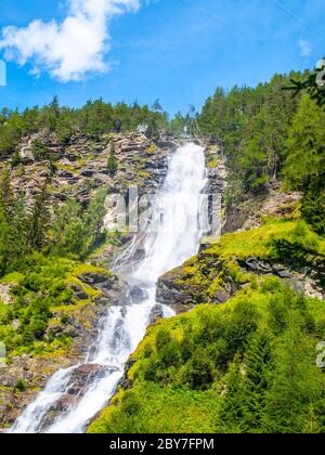 Stuibenfall oder Stuibenfall ist der höchste Wasserfall in Tirol, Österreich. Blick von unten. Stockfoto