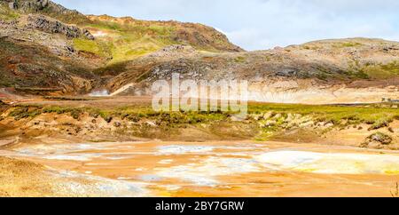 Lebhaftes vielfarbiges Land im geothermischen Gebiet Seltun bei Krysuvik, Island. Stockfoto