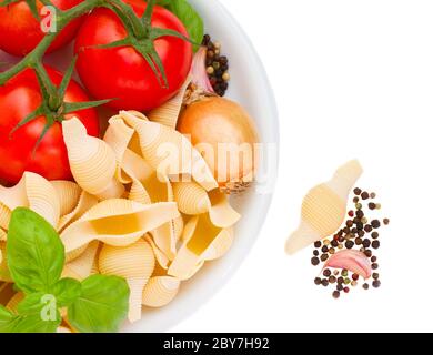 rohe italienische Pasta in Platte Stockfoto