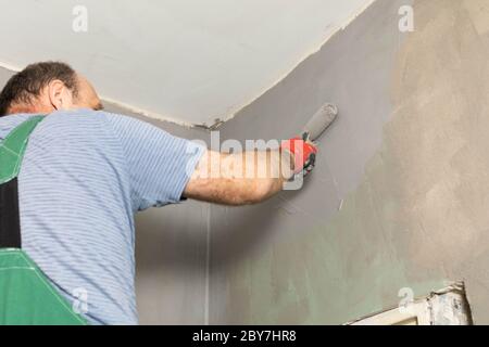 Badezimmer renoviert. Bauarbeiter. Isolierung mit mineralischer Feuchtigkeit. Während der Arbeit. Stockfoto