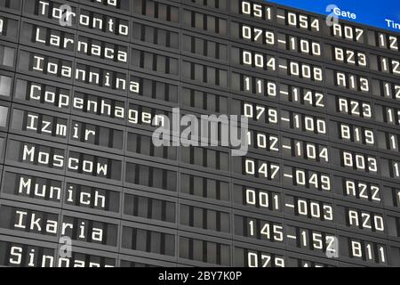 Flug-Info-Tafel am Flughafen Stockfoto