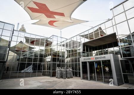 Genf Schweiz , 3. Januar 2020 : Eingang des Internationalen Museums des Roten Kreuzes und des Roten Halbmonds in Genf Schweiz mit Logo Stockfoto