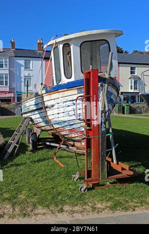 Altes Boot am Meer von Aberdyfi, Wales Stockfoto