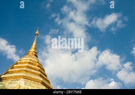 goldene Stupa über blauem Himmel Hintergrund mit Copyspace Stockfoto