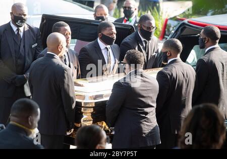 Der Sarg von GEORGE FLOYD kommt an Fountain of Praise Church in der Vorstadt Houston 9. Juni 2020 für eine private Beerdigung von Begräbnis im nahe gelegenen Pearland gefolgt. Tausende wurden gestern für eine öffentliche Betrachtung herausgestellt. Stockfoto