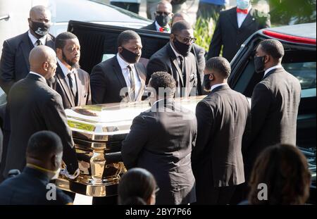 Der Sarg von GEORGE FLOYD kommt an Fountain of Praise Church in der Vorstadt Houston 9. Juni 2020 für eine private Beerdigung von Begräbnis im nahe gelegenen Pearland gefolgt. Tausende wurden gestern für eine öffentliche Betrachtung herausgestellt. Stockfoto