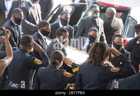 Der Sarg von GEORGE FLOYD kommt an Fountain of Praise Church in der Vorstadt Houston 9. Juni 2020 für eine private Beerdigung von Begräbnis im nahe gelegenen Pearland gefolgt. Tausende wurden gestern für eine öffentliche Betrachtung herausgestellt. Stockfoto