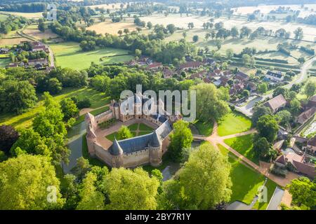 France, Cher, Berry, Route Jacques Coeur, Ainay le Vieil, Chateau d'Ainay le Vieil (Luftaufnahme) // Frankreich, Cher (18), Berry, Route Jacques Coeur, Ain Stockfoto