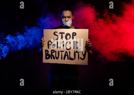 Foto von Afro amerikanischen Kerl halten Papier Karte Banner stoppen Polizei Brutalität leiden sprachlos sprachlos Stille Klebeband Abdeckung schließen Lippen isoliert Stockfoto