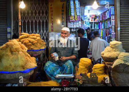 Zakaria Street Food Market in Kalkutta, Indien.dieser Markt ist bekannt für köstliche Lebensmittel wie Lachha, Kekse und einige spezielle Lebensmittel. Stockfoto