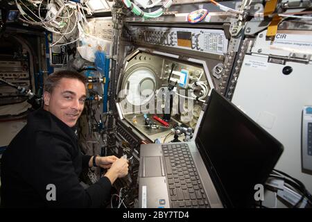 NASA-Astronaut und Expedition 63 Commander Chris Cassidy richtet die Microgravity Science Glovebox für ein Weltraumblasen-Experiment an Bord der Internationalen Raumstation ein 3. Juni 2020 in Earth Orbit. Die Elektrolyse-Messung Studie beobachtet, wie Blasen in Mikro-Fluid-Systeme helfen können, Sauerstoff auf einem Raumschiff zu produzieren und Medikamente durch Hautflecken liefern. Stockfoto