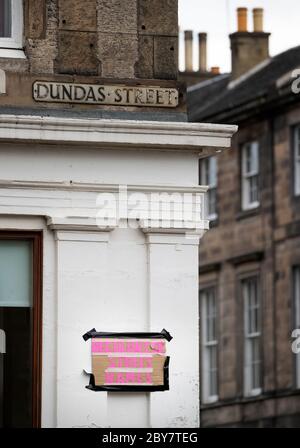 Ein handgemachtes Schild mit der Aufschrift "Straßennamen entkolonialisieren" ist auf der Dundas Street in Edinburgh erschienen. Stockfoto