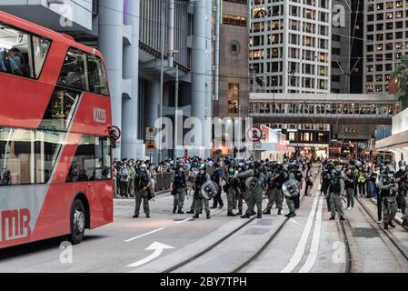 Hongkong, China. Juni 2020. Die Polizei von Hong Kong Riot besetzt eine Hauptverkehrsstraße im zentralen Geschäftsviertel, um Demonstranten abzuschrecken. Es wurde erwartet, dass sich Hongkongers hier versammeln wird, um den einjährigen Jahrestag des Starts der pro-demokratischen Proteste zu begehen. Quelle: Ben Marans/Alamy Live News. Stockfoto