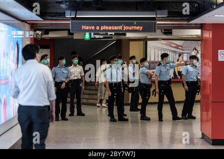 Hongkong, China. Juni 2020. Die Polizei von Hongkong nimmt in der ganzen Stadt und innerhalb des MTR-Transitsystems Stellung, um Hongkongers davon abzuhalten, den einjährigen Jahrestag der pro-demokratischen Proteste zu begehen. Quelle: Ben Marans/Alamy Live News. Stockfoto