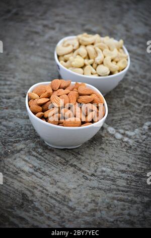 Mandeln und Cashewkerne in weißen Schalen Stockfoto