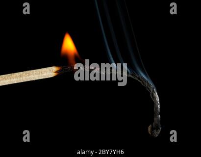 Nahaufnahme des brennenden Streichens, schwarzer Hintergrund Stockfoto