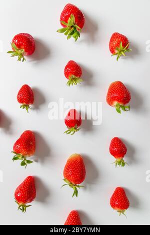 Bio köstliche Erdbeerbeeren nahtlose Muster, Draufsicht, flach gelegt Stockfoto