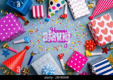 Alles gute zum Geburtstag Hintergrund. Dekoration Party Happy Birthday Konzept auf pastellblauen Hintergrund Flatlay. Bunte Party Accessoires. Draufsicht Stockfoto