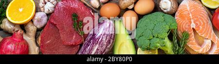 Gesunde Ernährung Hintergrund. Ausgewogene Ernährung, Ernährung und gesunde Ernährung Konzept. Frisches Fleisch Rindfleisch Steaks, Fisch Lachs, Obst, Gemüse. Langes Webformat Stockfoto