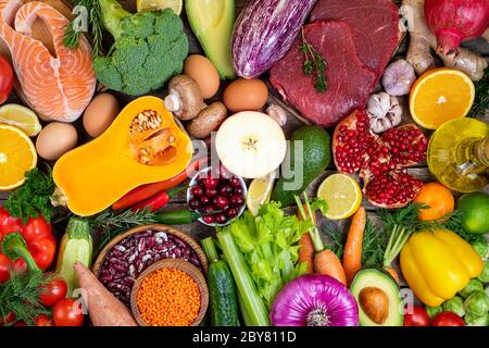 Hintergrund gesunde Ernährung. Frisches Gemüse, Obst, Fleisch und Fisch auf dem Tisch. Gesunde Ernährung, ausgewogene Ernährung, Ernährung und gesundes Essen Konzept. Draufsicht Stockfoto