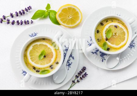 Avgolemono - köstliche griechische Hühnerei und Zitronensuppe. Mediterrane Sauce oder Suppe. Stockfoto