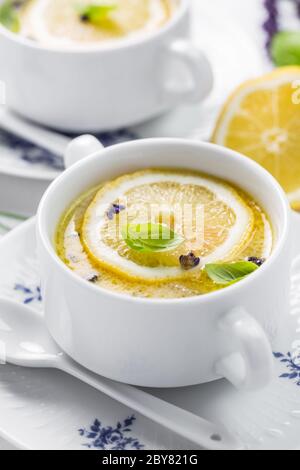 Avgolemono - köstliche griechische Hühnerei und Zitronensuppe. Mediterrane Sauce oder Suppe. Stockfoto