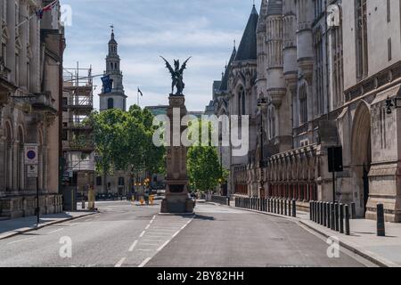 The Strand in London völlig leer und verlassen während eines Arbeitstages wegen Coronavirus COVID-19 Reisebeschränkungen und Sperrung 1 Stockfoto