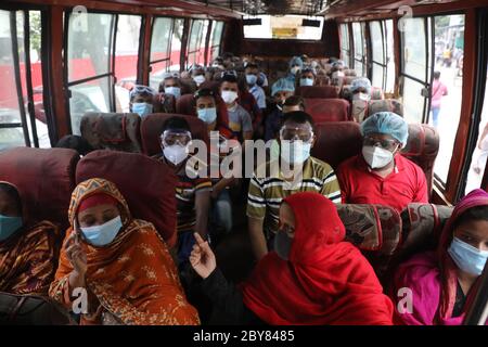 Dhaka, Bangladesch - 09. Juni 2020: Mitarbeiter des medizinischen Universitätskrankenhauses Dhaka halten keine soziale Distanz trotz Coronavirus-Infektionsrisiken, während sie sich in der Praxis befinden Stockfoto